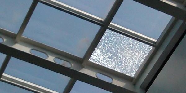 朝阳集团-钢化玻璃夏天频频自爆是因为扛不住高温吗