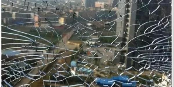 朝阳集团-涨知识！如何快速鉴别玻璃是自爆还是人为外力！